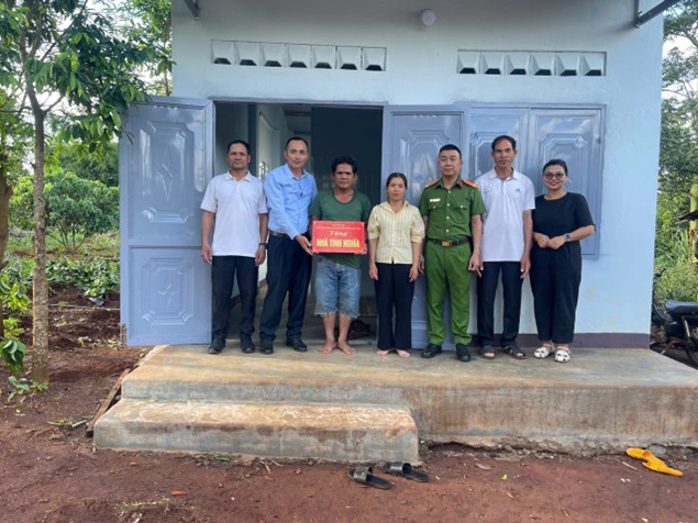 Xã Ea Khăl bàn giao nhà tình nghĩa cho các hộ nghèo, cận nghèo